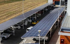 Francia exigirá que todos los grandes aparcamientos estén cubiertos por paneles solares